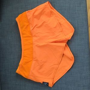 Oiselle Toolbelt Roga shorts - Clementine